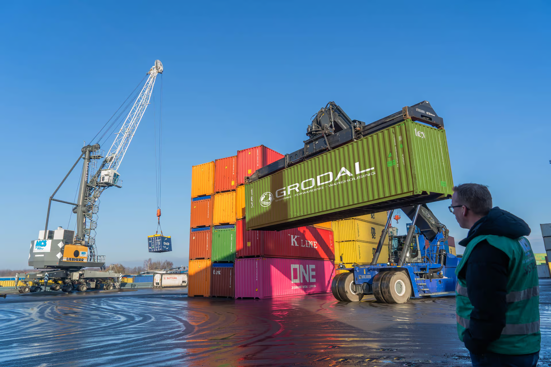 Hebe Jager bij zeecontainer van Grodal
