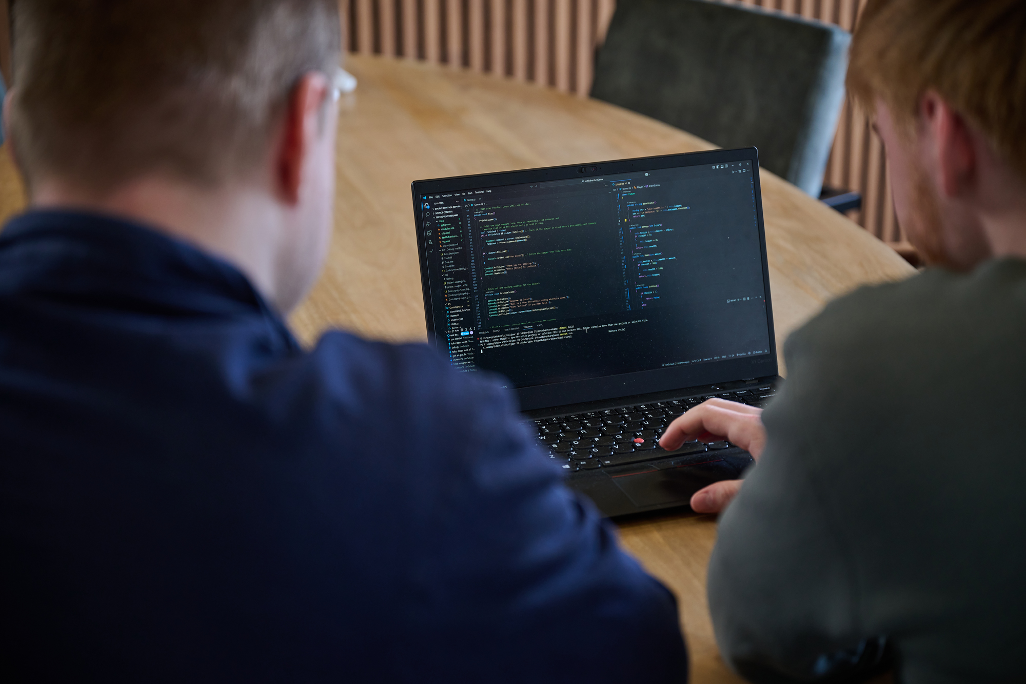 Jesse en Tim bekijken code