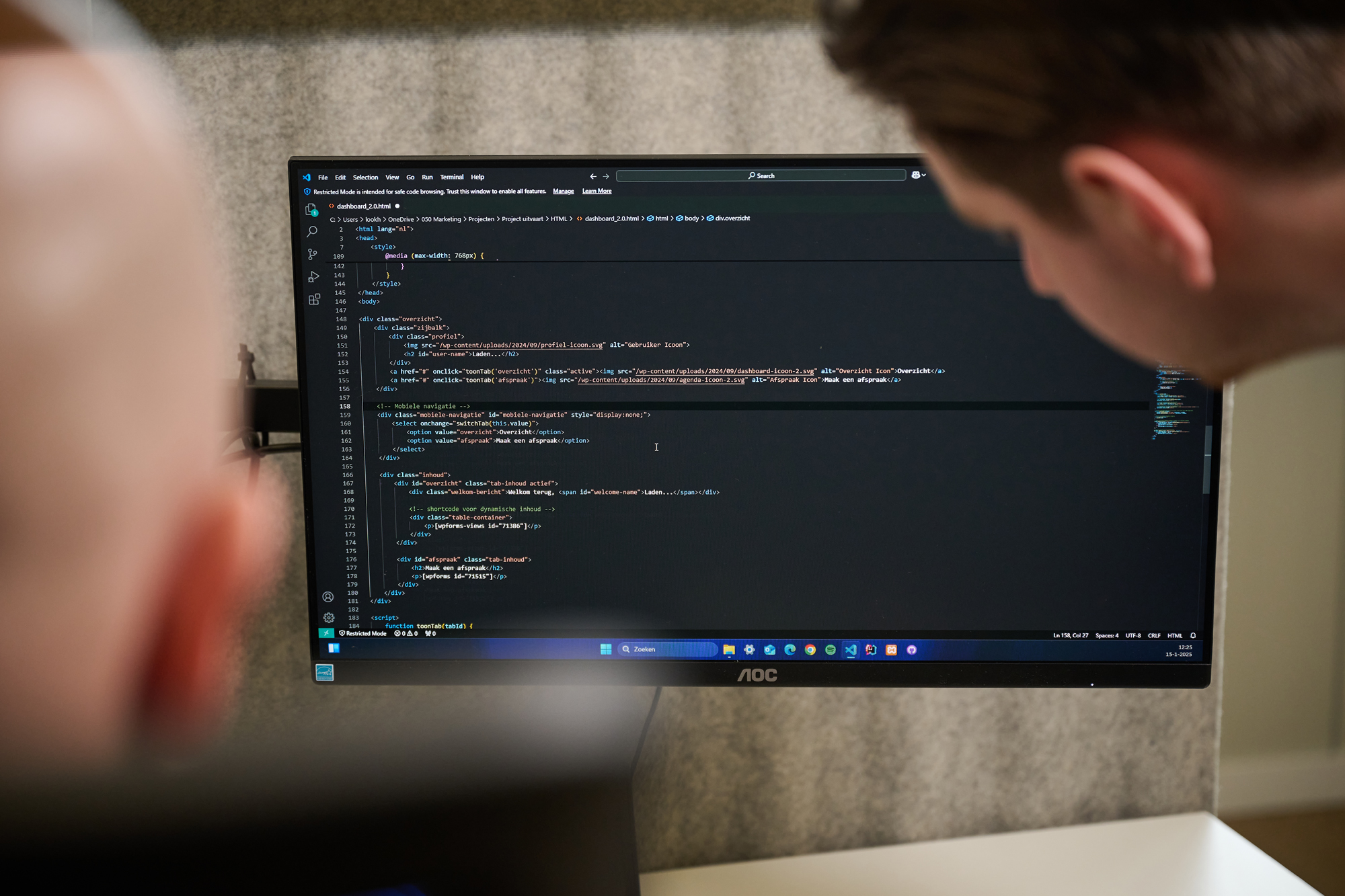 3D-configurator: developers bekijken code op een scherm
