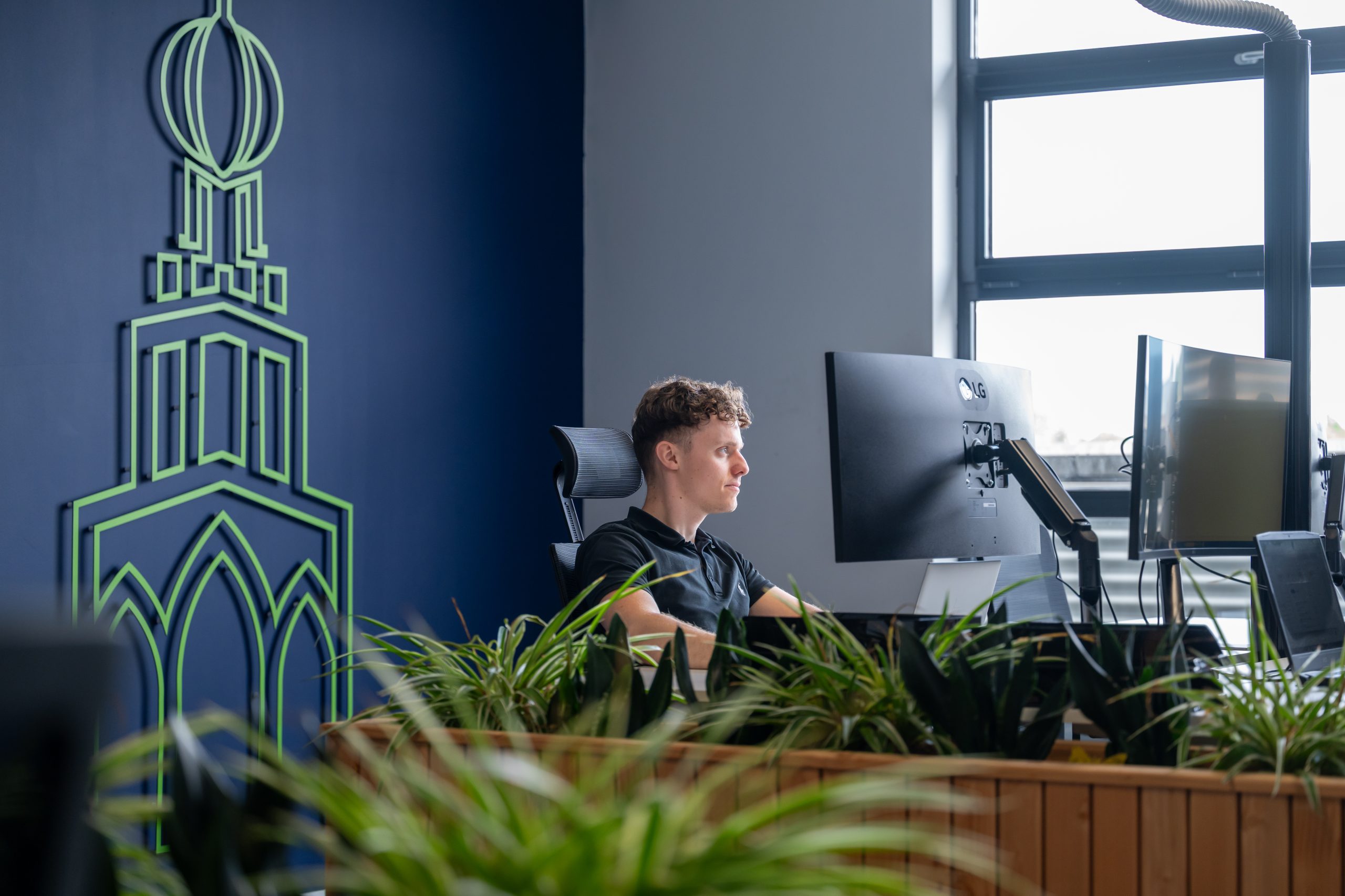 Vacatures Groningen: Sanne lacht achter haar laptop